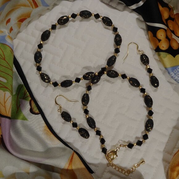 Handmade necklace/earring set in black with gold accents - Picture 4 of 12